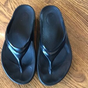 Oofos oolala sandal black glossy size 8